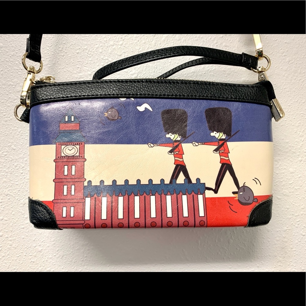 Crossbody-wristlet.